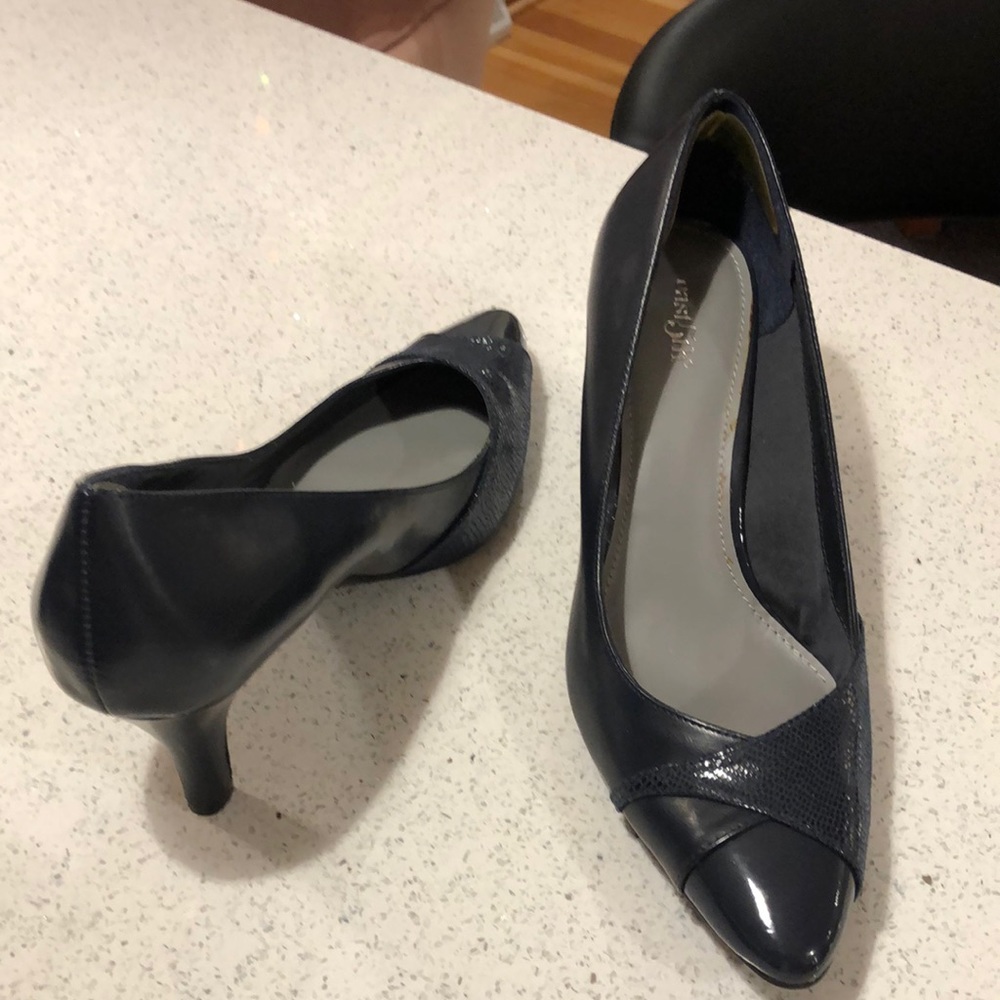 Ladies navy blue heels.  3” heels. Sz 10. Worn once